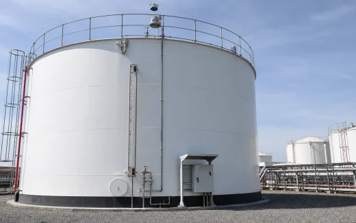 Above-ground steel storage tank with external level-measurement equipment, gauge hatch and protected measurement cabinet