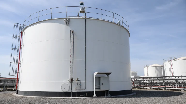Above-ground steel storage tank with external level-measurement equipment, gauge hatch and protected measurement cabinet